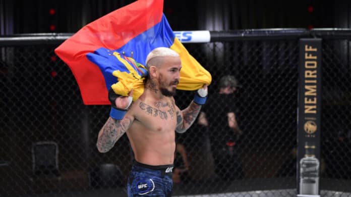 Chito Vera con la bandera de Ecuador