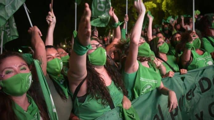 Tras una histórica votación del Senado, Argentina legaliza el aborto